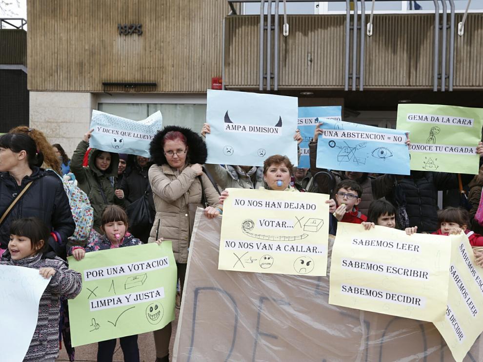 Manifestación de los padres del colegio público Miguel Artazos en favor de la jornada continua.