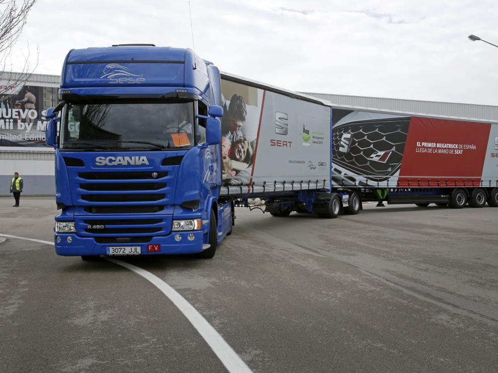 Un megatruck realiza el primer trayecto en carretera en España.