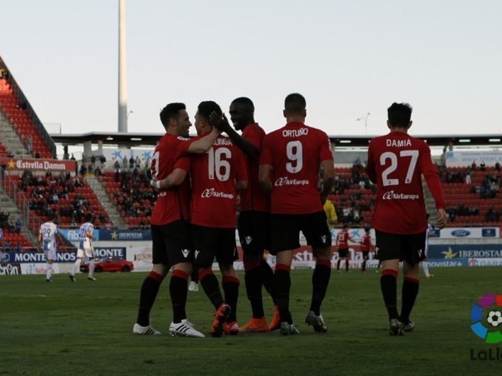Los jugadores del Mallorca celebran uno de los goles de Colunga