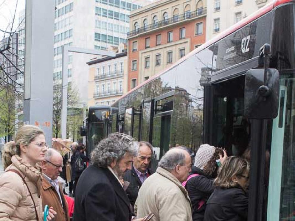 Usuarios del bus en Zaragoza