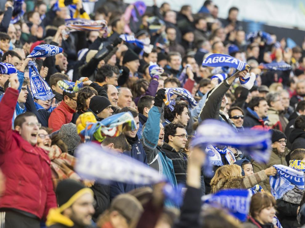 Los aficionados del Real Zaragoza celebran un gol en La Romareda