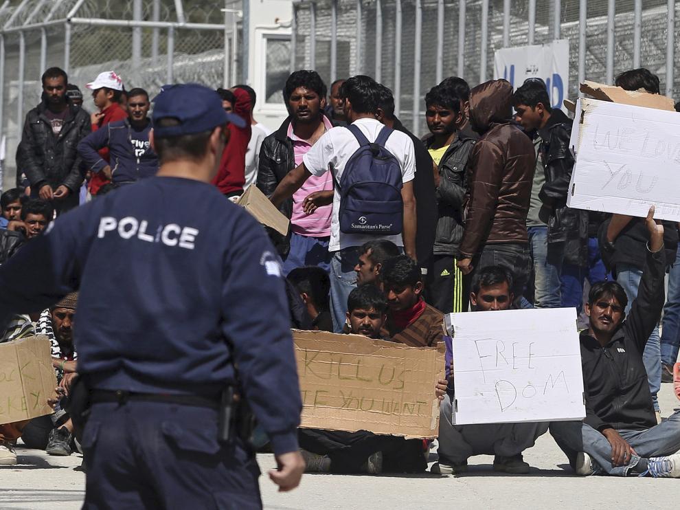 Inmigrantes y refugiados en la isla de Lesbos.