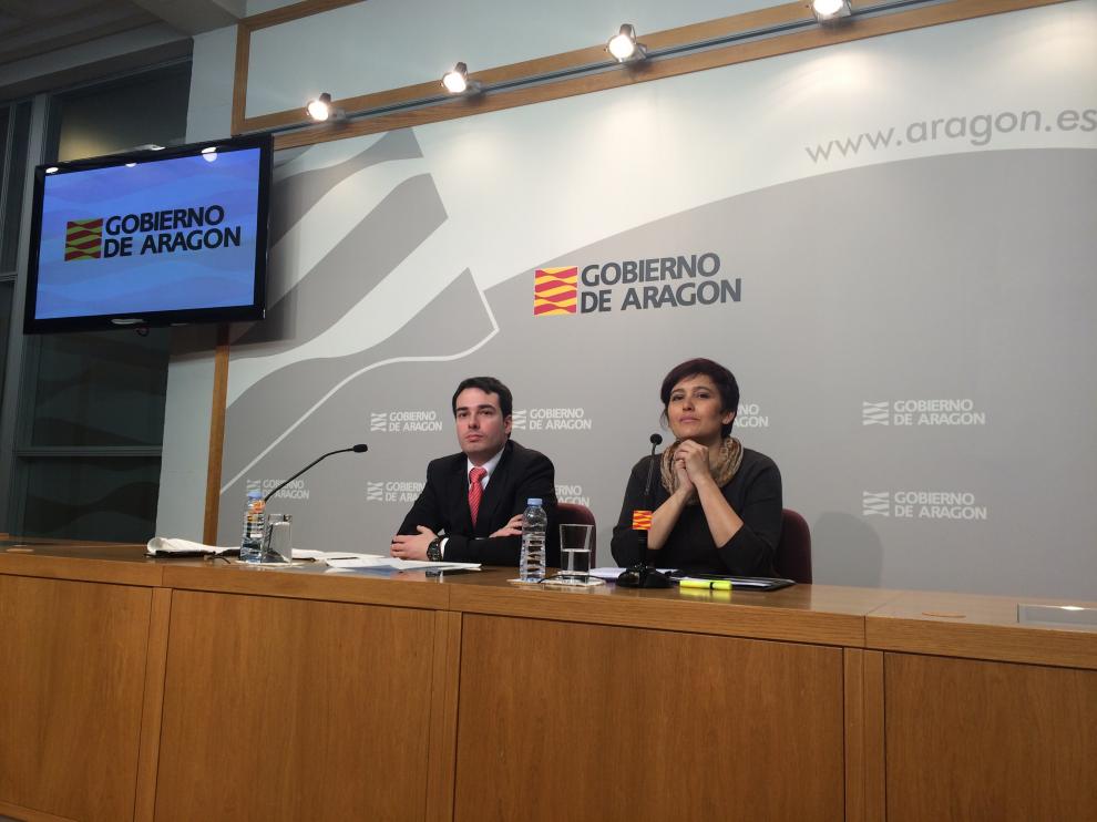 Ricardo Almalé, director general de Planificación y Formación Profesional, e Isabel Casbas, directora del Servicio Provincial de Zaragoza.
