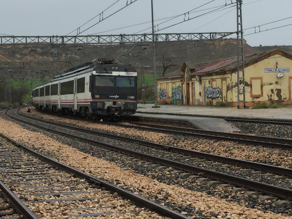 El tren averiado, en la estación de El Tormillo, próxima a Monzón.