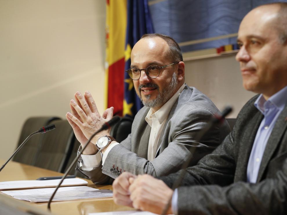 Los diputados de DiL, Carles Campuzano, y ERC, Jordi Salvador, en rueda de prensa sobre la proposición no de ley de la subida del salario mínimo interprofesional.