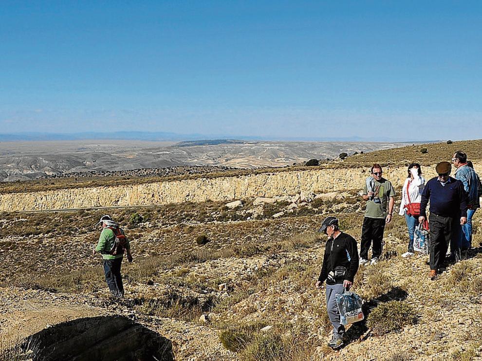 Imagen de una visita turística a trincheras cercanas a la ciudad.