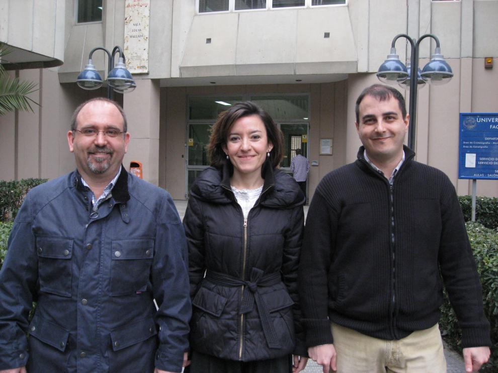 De izquierda a derecha, José Antonio Arz, Laia Alegret, Ignacio Arenillas, delante del Edificio de Geológicas en el Campus San Francisco.