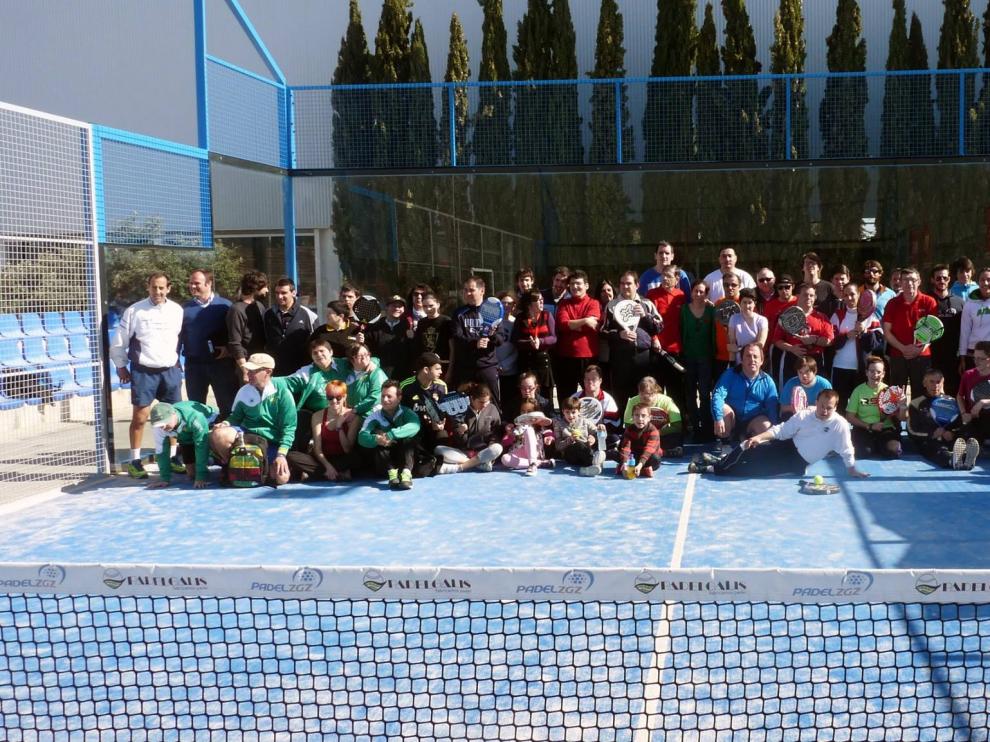 Participantes de la jornada de puertas abiertas al pádel adaptado, que se celebró en el club Pádel Zaragoza el pasado 2 de abril.