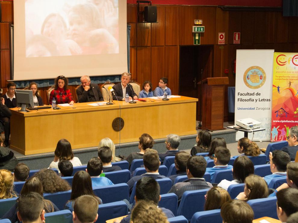 Inauguración del congreso sobre pobreza infantil celebrado en la Facultad de Filosofía y Letras de Zaragoza, con participación del alcalde, Pedro Santisteve.