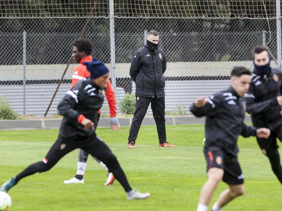 Lluís Carreras, entrenador del Real Zaragoza, observa con atención los ejercicios de los jugadores en la Ciudad Deportiva.