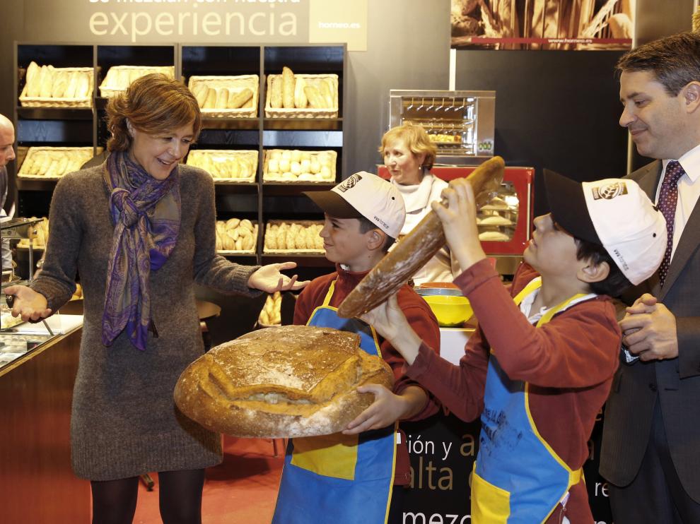 Este pan de 400 gramos, expuesto en el Salón del Gourmet, alcanza los 192 euros debido, sobre todo, al oro y la plata que le acompañan.