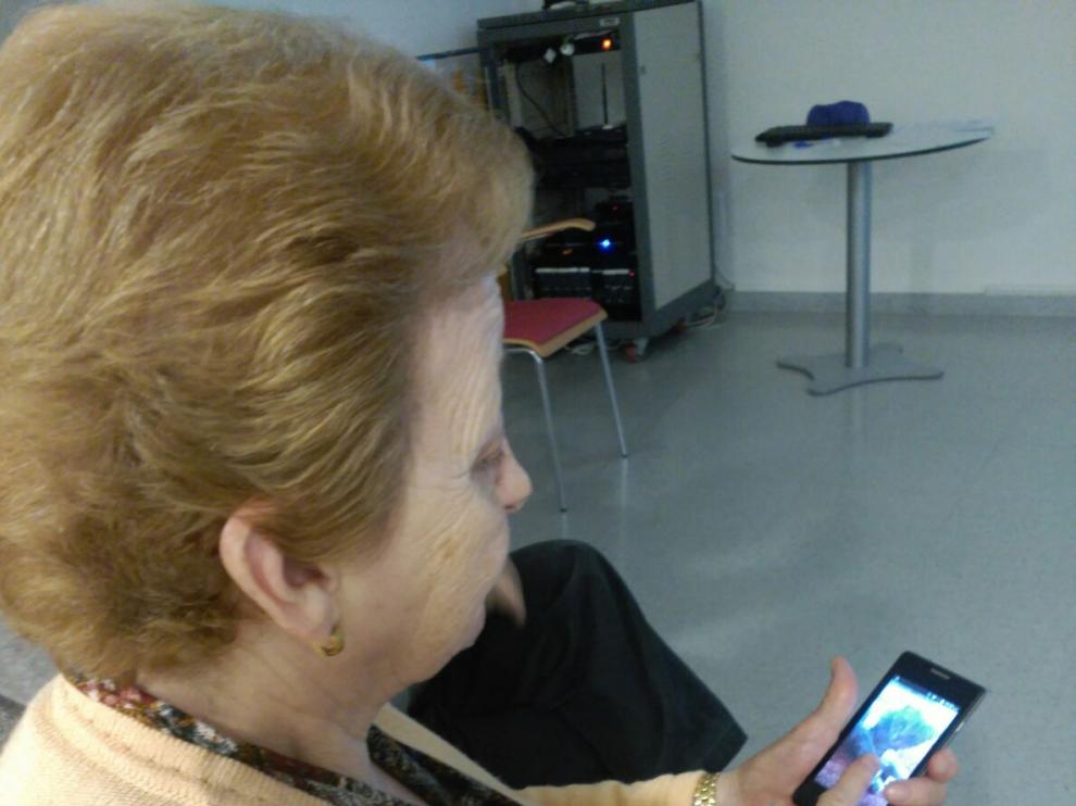 Una de las sesiones de 'Mayores Apptivados' que se celebran en la Residencia y Centro de Día CAI Ozanam Oliver.