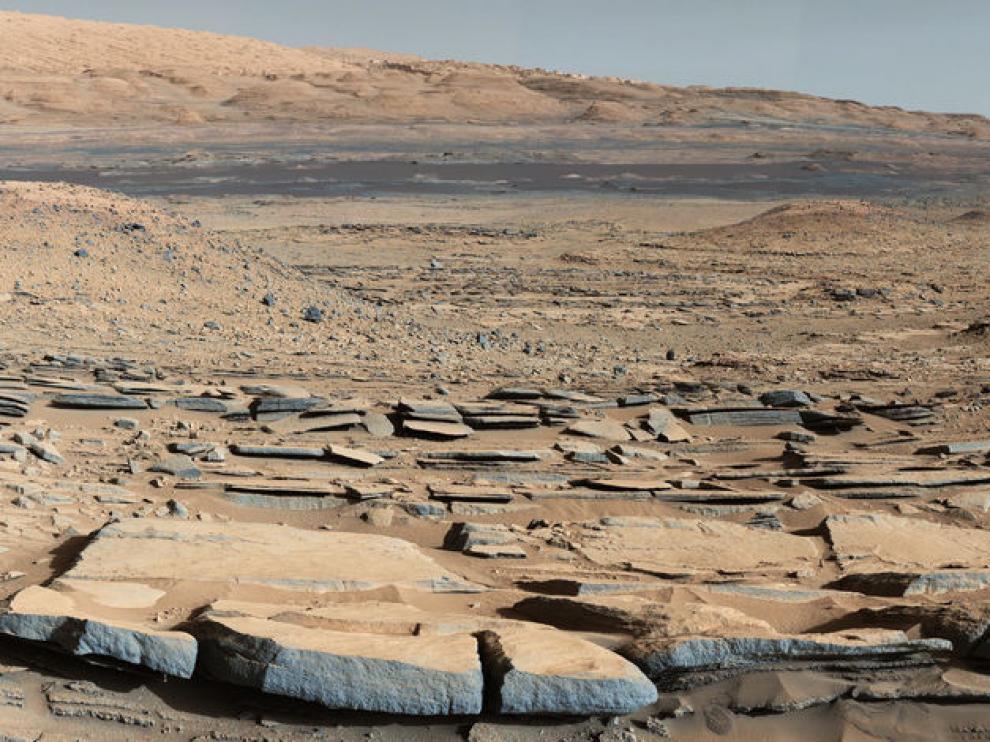 Paisaje marciano en la formación Kimberley desde el rover Curiosity.