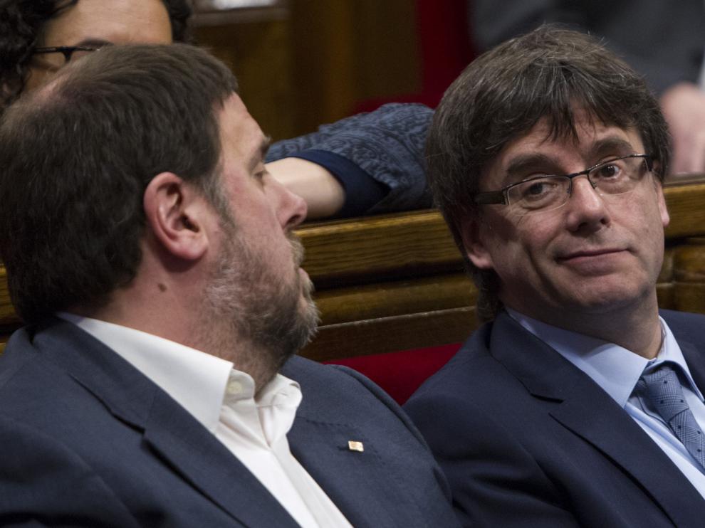 Junqueras y Puigdemont en el Parlamento catalán.