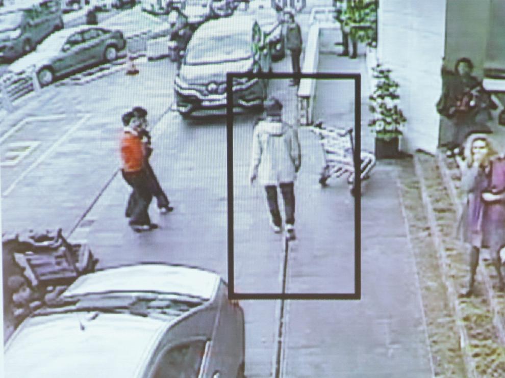 Las cámaras de seguridad belgas siguieron al terrorista que se fue andando del lugar de los atentados.