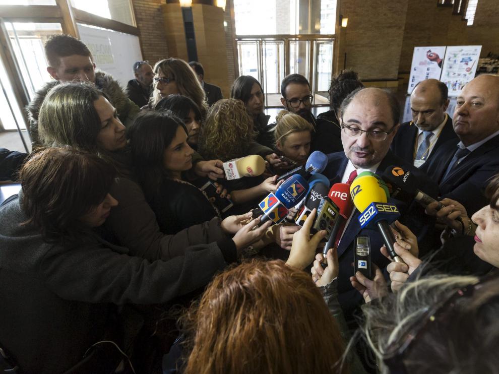 El presidente de Aragón habla con los medios tras su reunión con el ministro Soria.