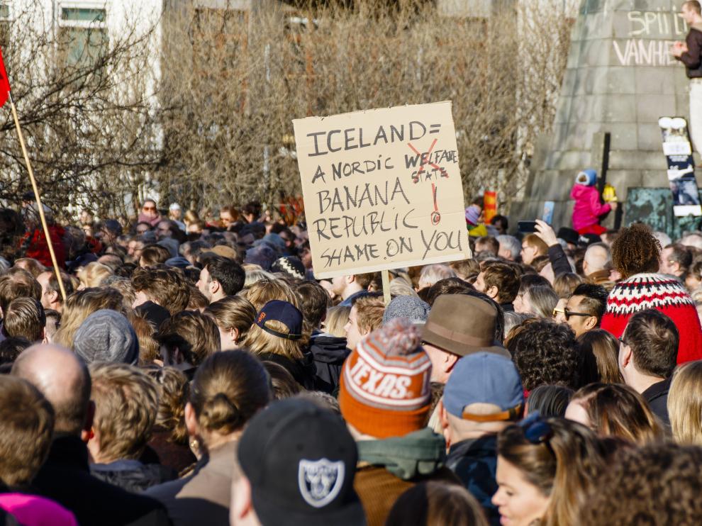 Multitudinaria protesta en Islandia para pedir la dimisión del primer ministro.