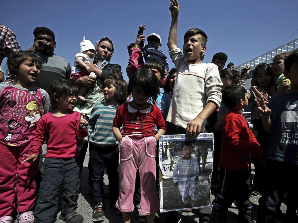 Niños refugiados durante una protesta en el campamento del puerto del Pireo, Grecia.