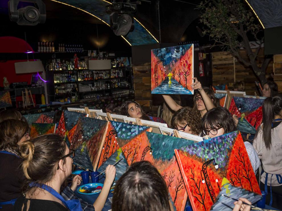 El club Vivalavida acoge una experiencia que combina ocio y pintura.