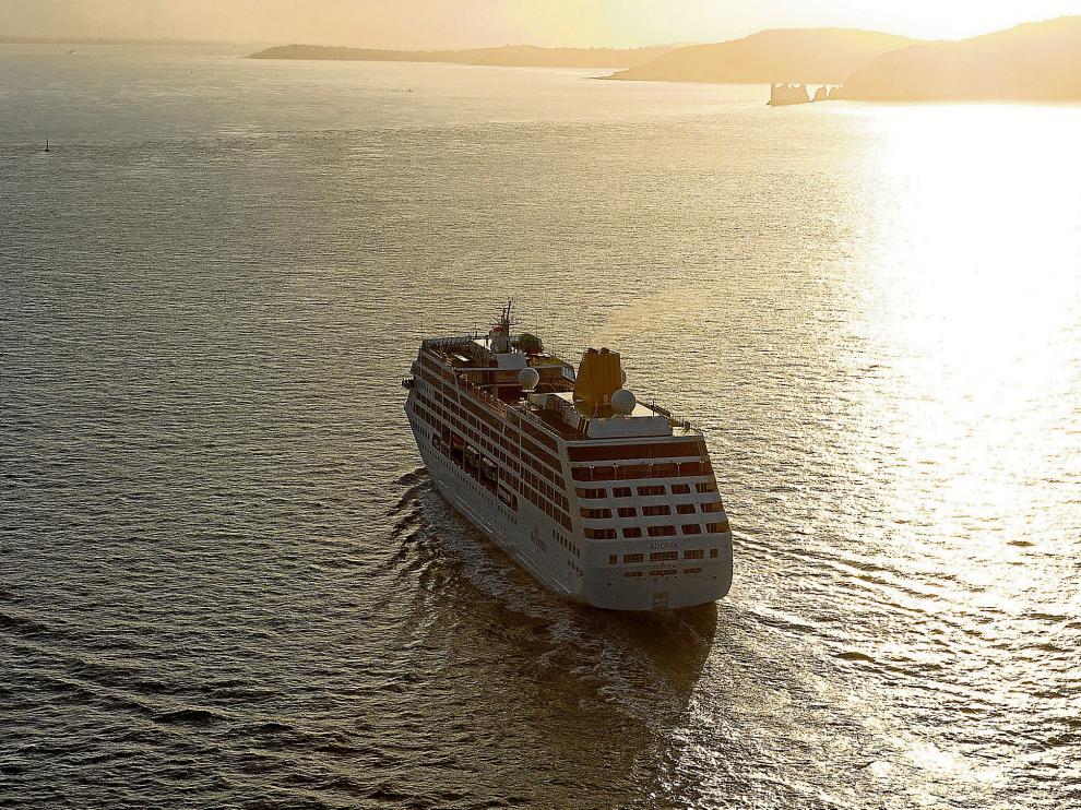Un crucero, surcando el mar al atardecer.
