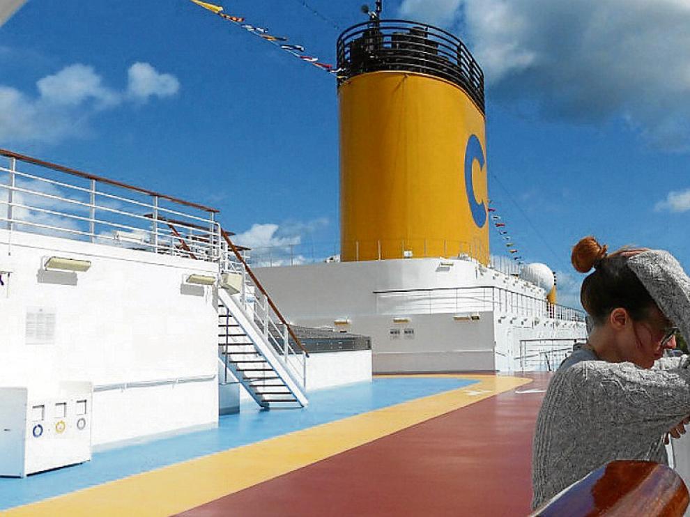 Inés Fernández-Tuesta, autora del blog 'Mis viajes por ahí', en la cubierta de un crucero.