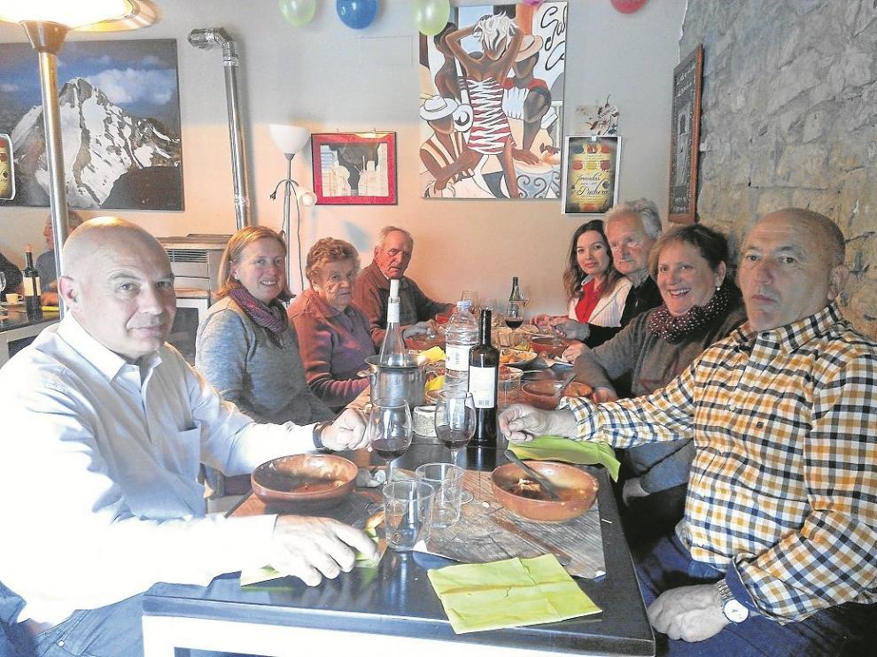 Un grupo de clientes de El Perdido disfrutan de las creaciones con legumbres del establecimiento.
