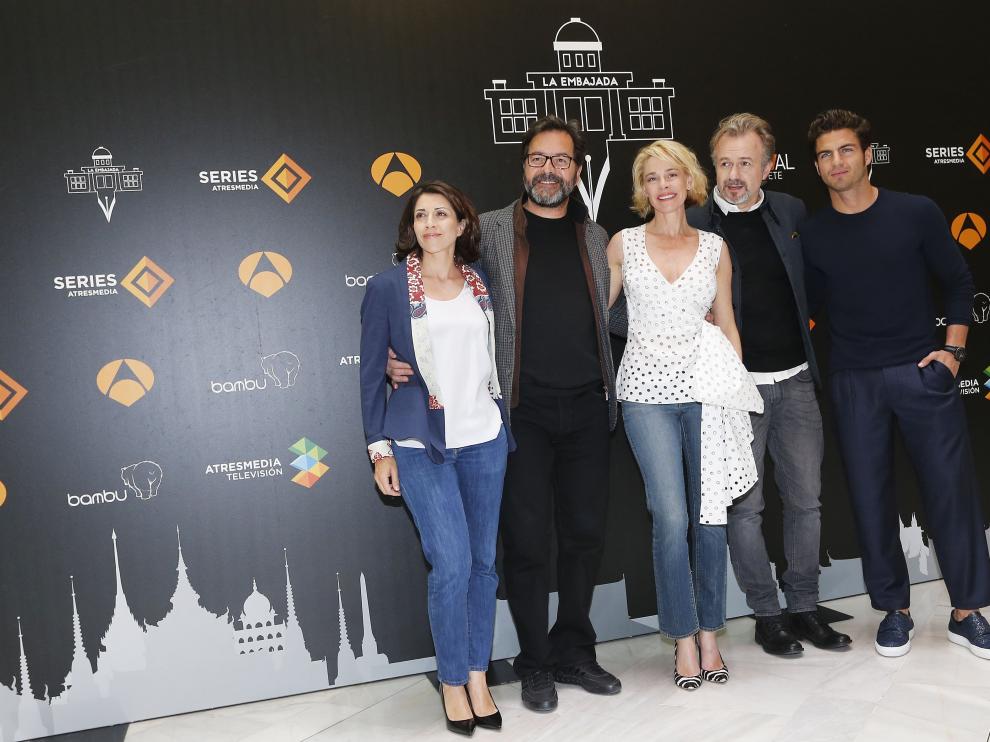 El reparto de 'La Embajada' durante el estreno del primer capítulo de la serie en Albacete.