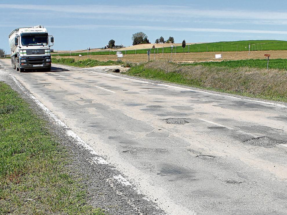 La carretera está plagada de baches. Imagen de archivo.