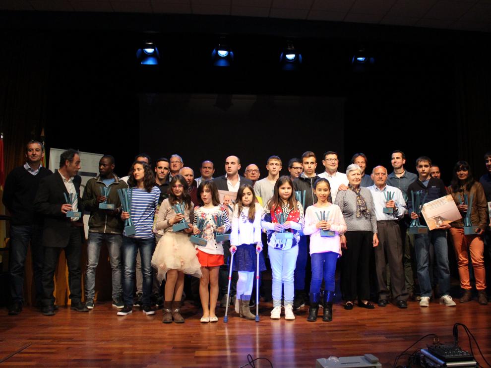 Todos los premiados en la gala del Deporte de Binéfar posaron en una foto conjunta.