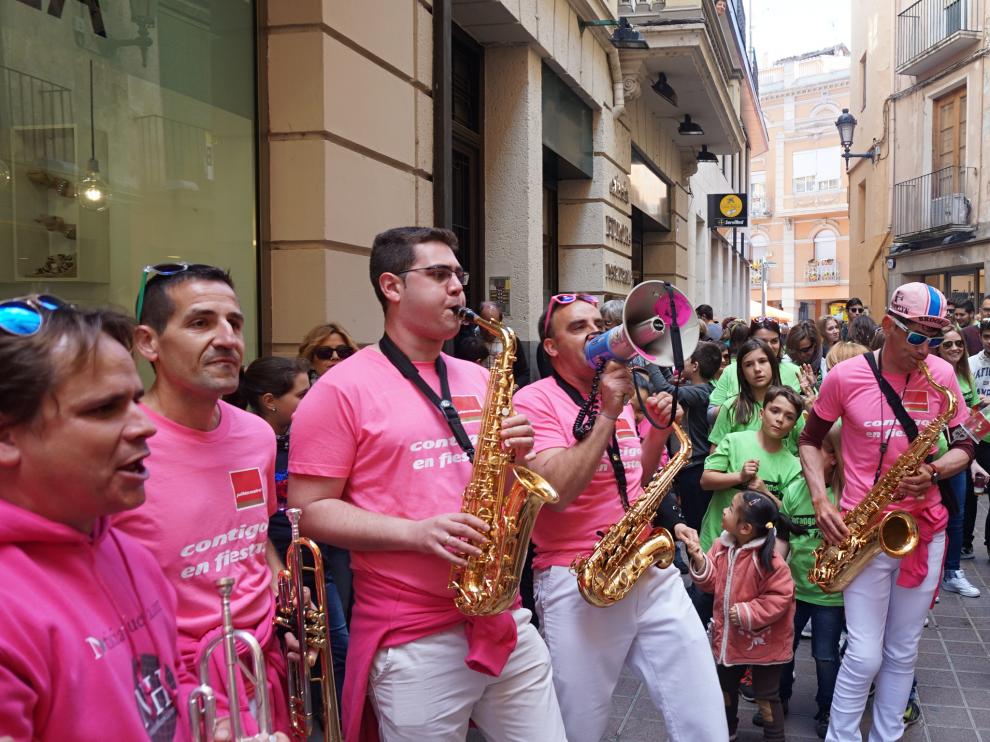 La Charanga El Pincho durante una actuación en pleno centro de Barbastro.