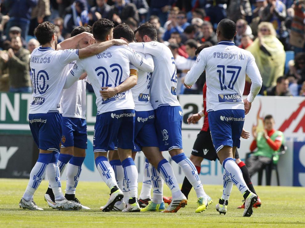 Los jugadores del Real Zaragoza celebran el gol de Dorca contra el Mallorca