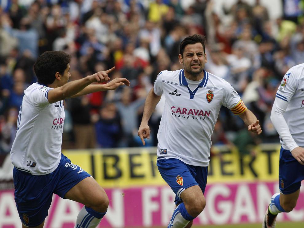 Dorca celebra su segundo gol junto a Vallejo y Rico