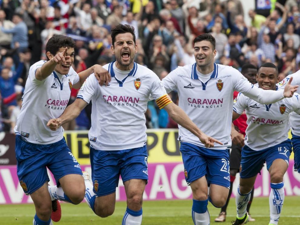 Albert Dorca, sin poder reprimir la emoción, celebra la consecución del 2-1 junto a sus compañeros.