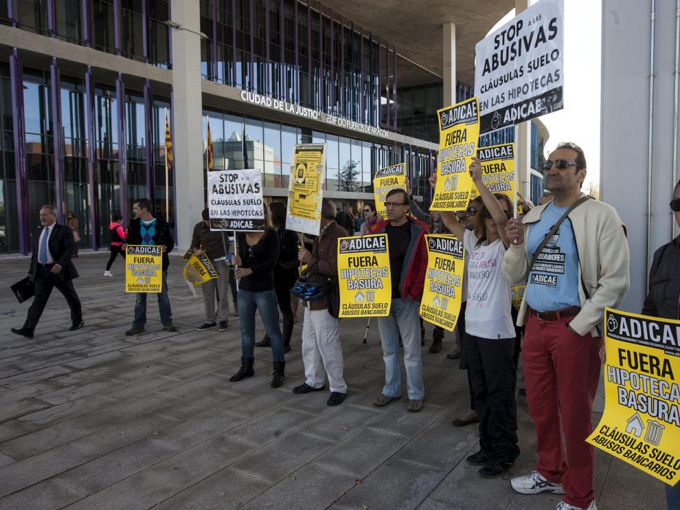 Imagen de archivo de una protesta de Adicae en Zaragoza contra las cláusulas suelo.