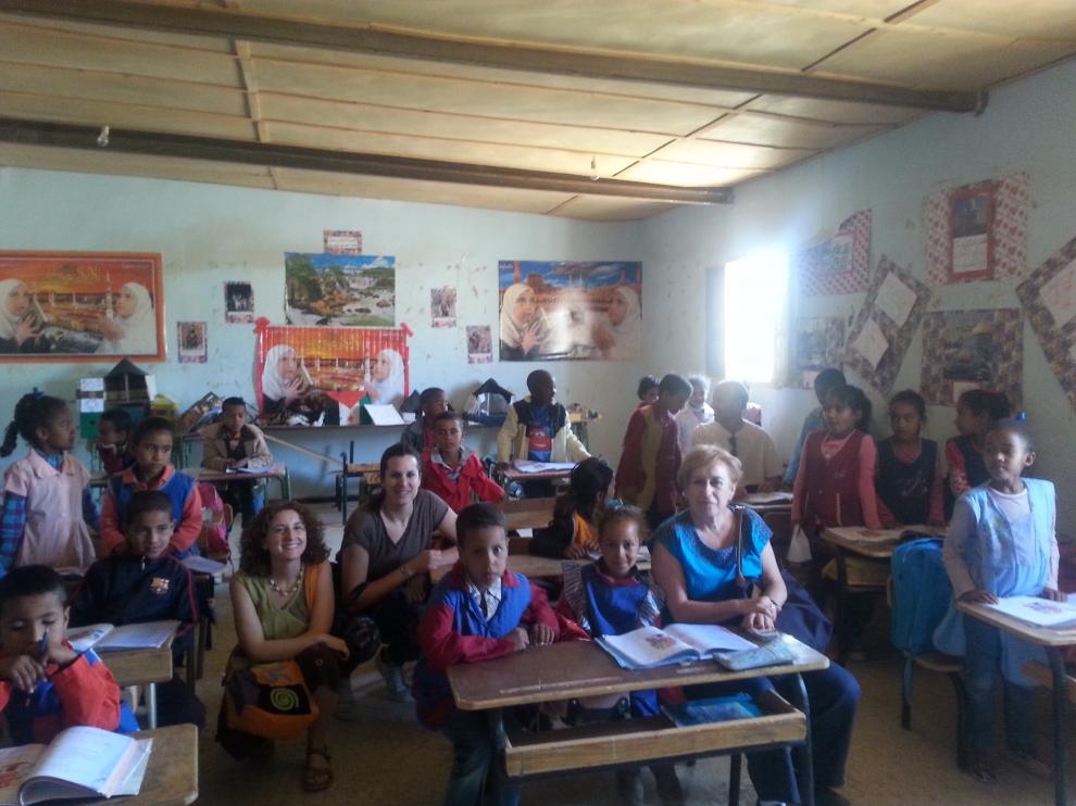 Los concejales del Ayuntamiento de Zaragoza que viajaron a Tinduf visitan un colegio en Bojador, Argelia.