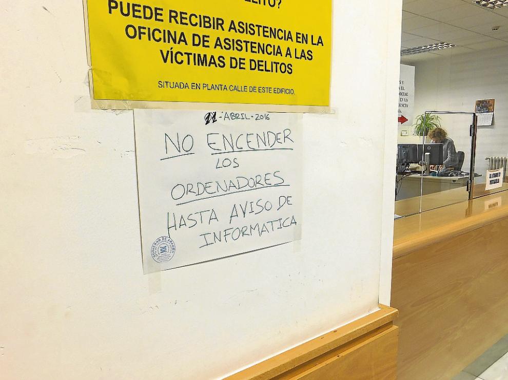 La orden de no encender los ordenadores seguía vigente ayer en los Juzgados de Teruel.