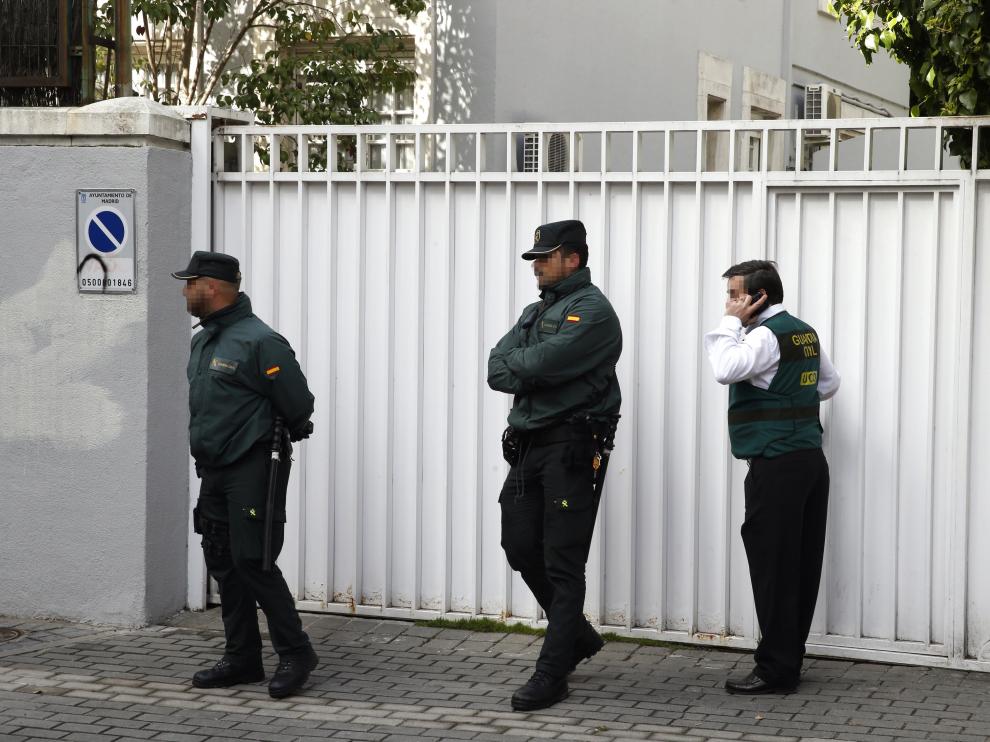 Agentes de la Guardia Civil, durante el registro del domicilio de Mario Conde