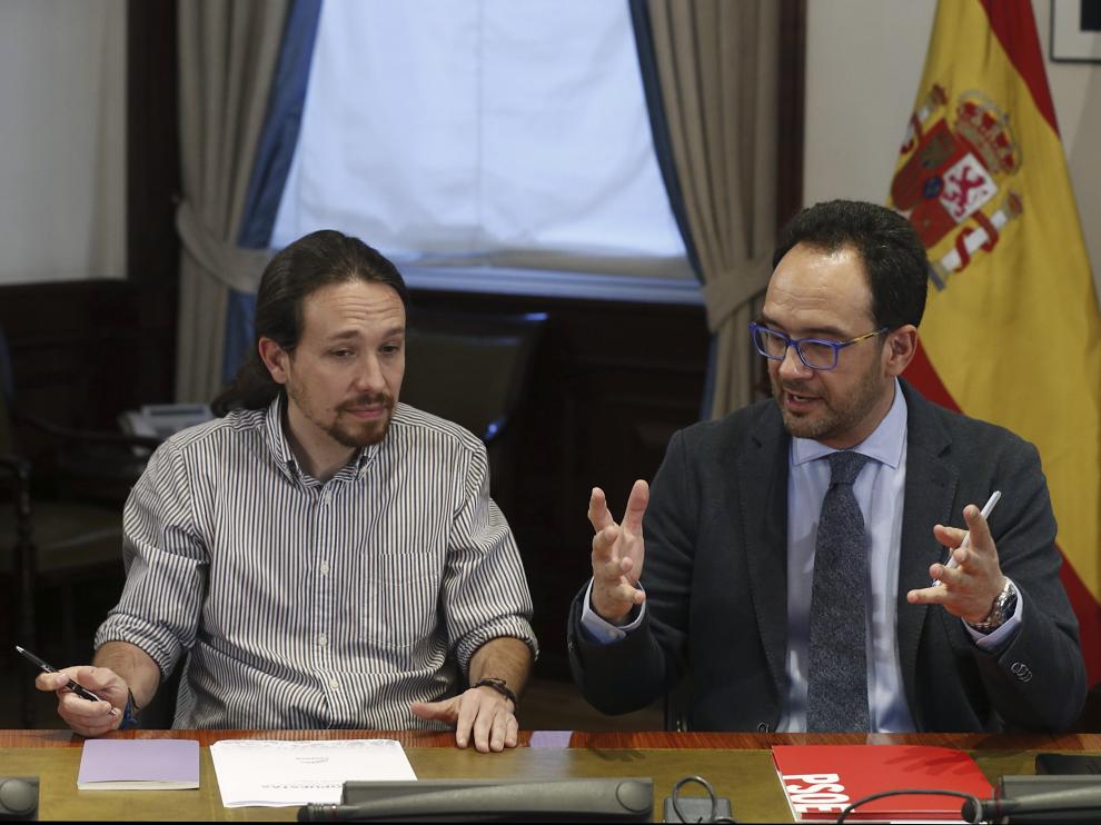 El líder de Podemos, Pablo Iglesias, y el portavoz del PSOE, Antonio Hernando