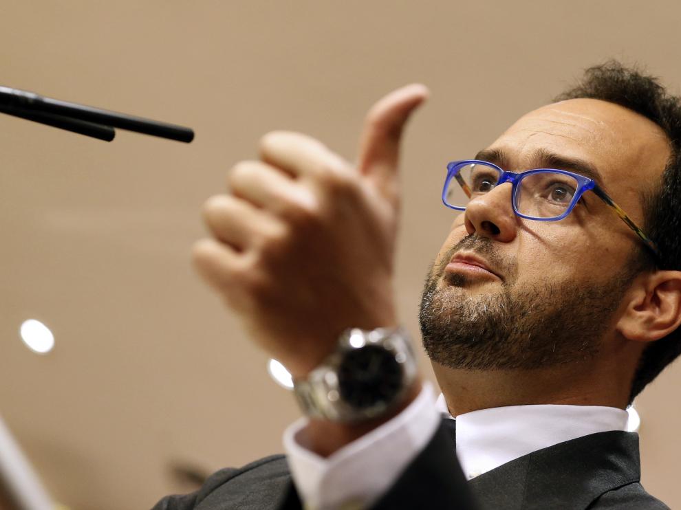 Antonio Hernando durante la rueda de prensa ofrecida en el Congreso.