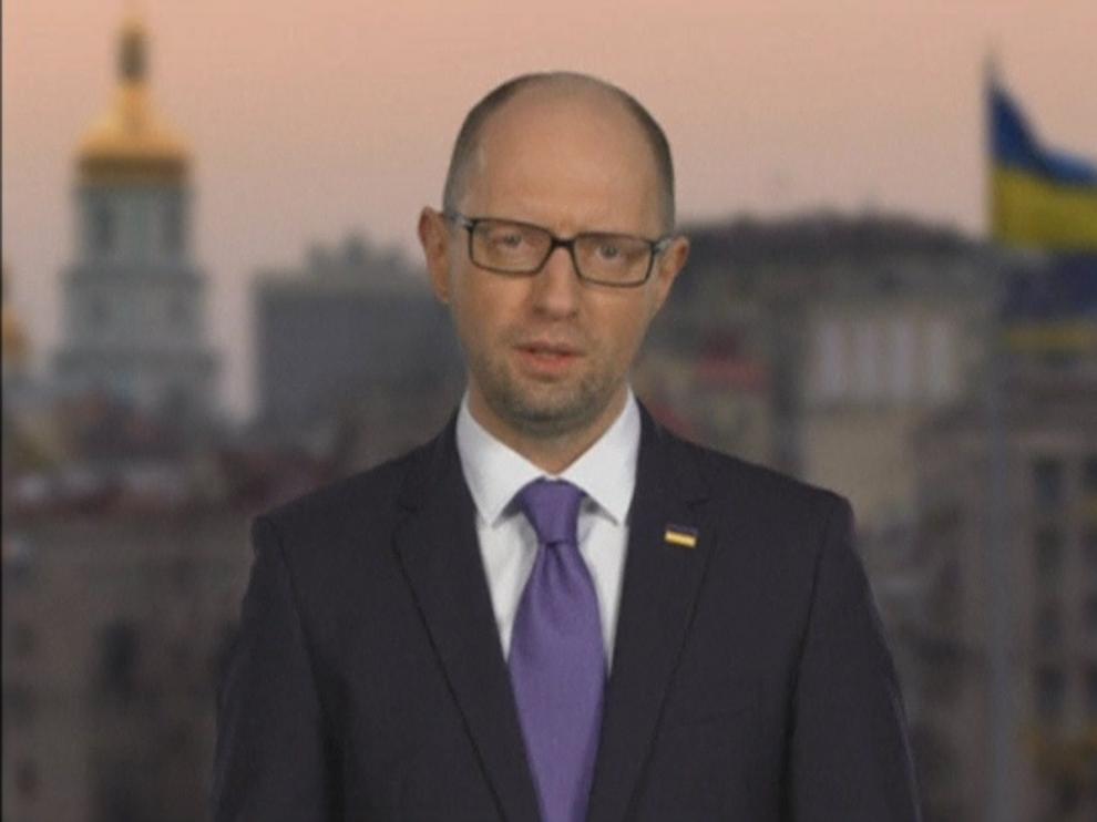 El primer ministro de Ucrania, Arseni Yatseniuk, anuncia su dimisión.