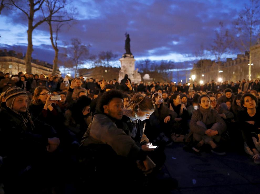Los manifestantes regresan a la plaza de la República de París para continuar con el movimiento "NuitDebout" ("Noche en pie").