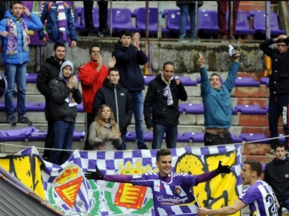 Juan Villar (7) celebra junto a Tiba el gol del Valladolid en el último partido en Zorrilla, marcado en el minuto 93 y que salvaba el empate a uno final in extremis.