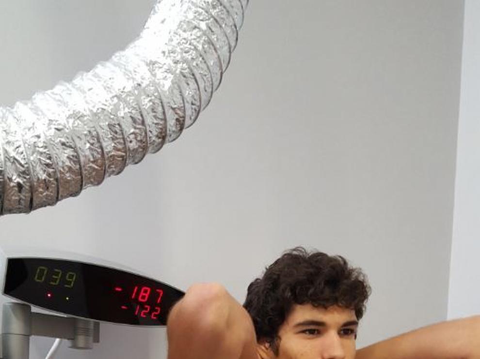 Jesús Vallejo, este lunes dentro de la sauna criogénica del centro Luad Cryohealth de Zaragoza.