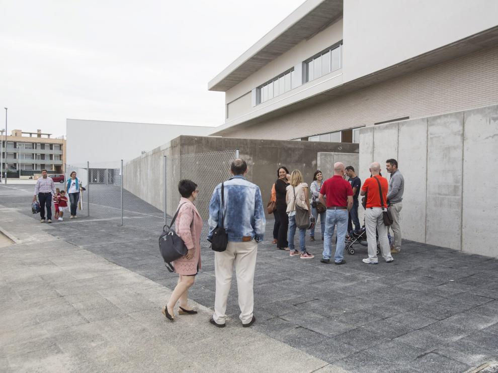 Varias familias entran al colegio internacional Ánfora de Cuarte el primer día de curso.