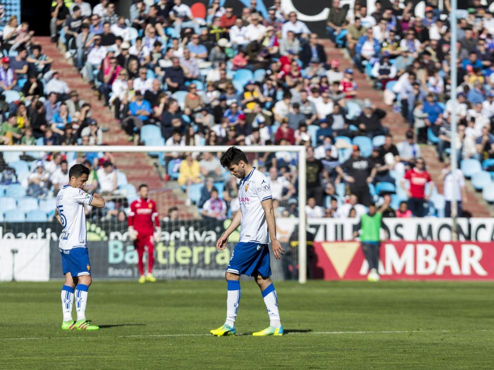 Momento en el que Cabrera, cabizbajo, abandona el campo expulsado en el partido de hace 17 ante el Girona en La Romareda.