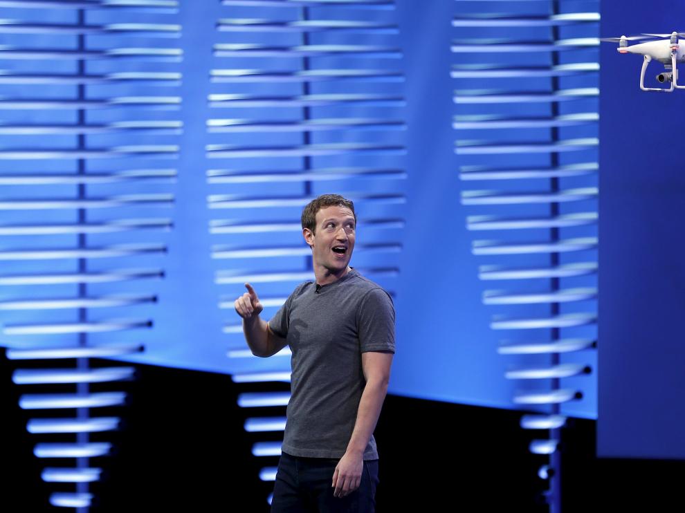 Mark Zuckerberg habla durante el Facebook F8