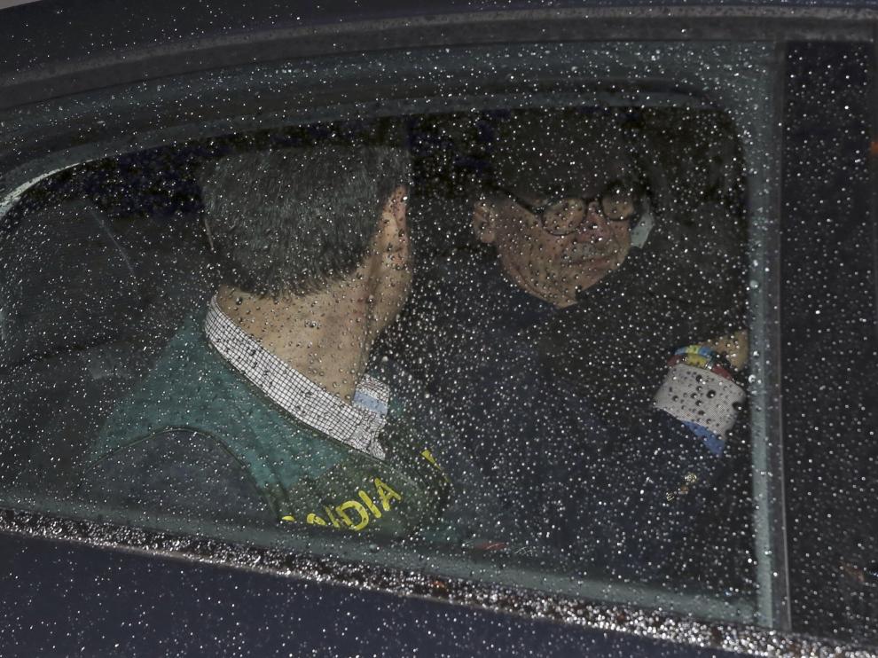 El expresidente de Banesto, Mario Conde, abandona su domicilio detenido por la Guardia Civil,