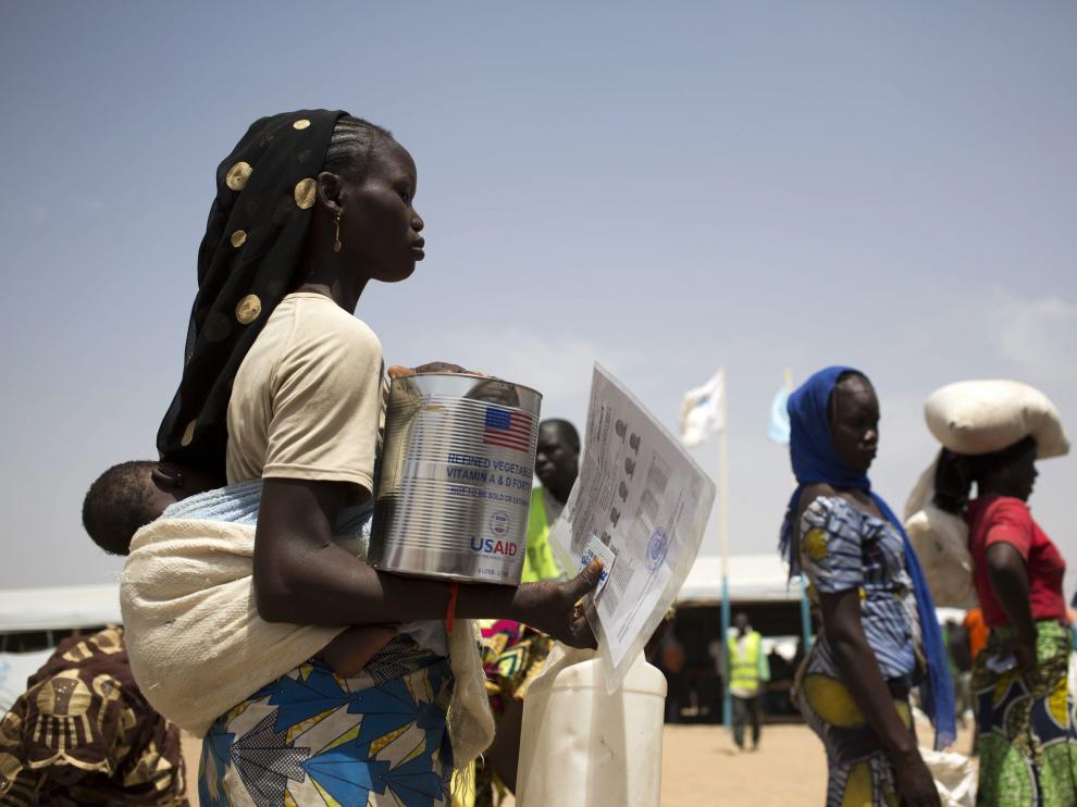 Refugiados nigerianos piden comida y ayuda en el campo de Minawao, al norte de Camerún.