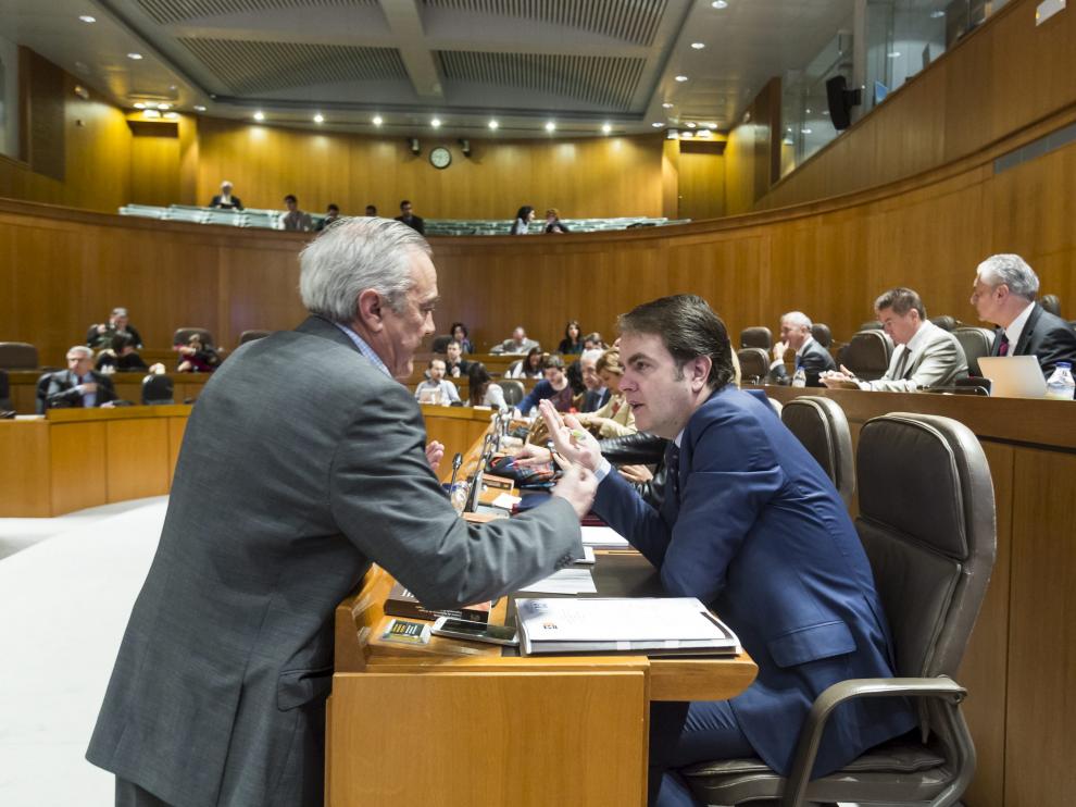 El portavoz del grupo del PSOE, Javier Sada, y el del PP, Roberto Bermúdez, en las Cortes.