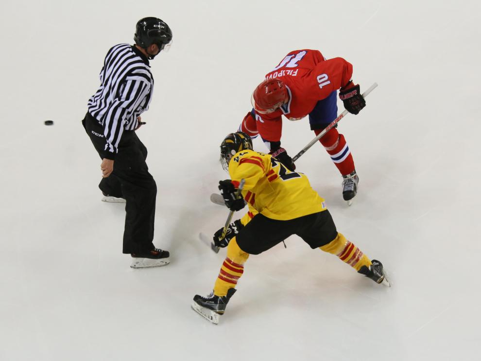 Partido de hockey hielo entre España y Serbia.